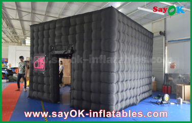 Inflatable ফটো স্টুডিও 2 দরজা কালো ইনফ্ল্যাটেবল ফটো বুথ বিজ্ঞাপনের জন্য LED স্ট্রিপ সহ জলরোধী