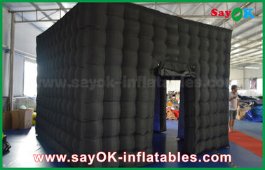 Inflatable ফটো স্টুডিও 2 দরজা কালো ইনফ্ল্যাটেবল ফটো বুথ বিজ্ঞাপনের জন্য LED স্ট্রিপ সহ জলরোধী