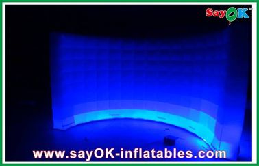সাদা ইনফ্ল্যাটেবল এয়ার টেন্ট ওয়াটারপ্রুফ, বাঁকা ইনফ্ল্যাটেবল ওয়াল প্রদর্শনী তাঁবুর জন্য LED লাইটের সাথে ইনফ্ল্যাটেবল