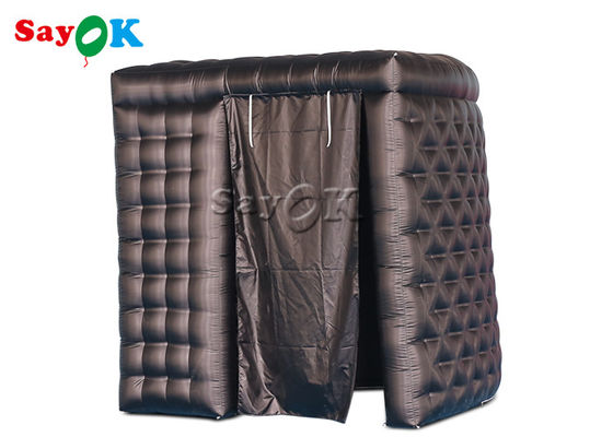 ইনফ্ল্যাটেবল পার্টি টেন্ট 2.4mH 7.87FT কালো ইনফ্ল্যাটেবল কার্ভড ফটো বুথ পর্দা সহ ডবল দরজা